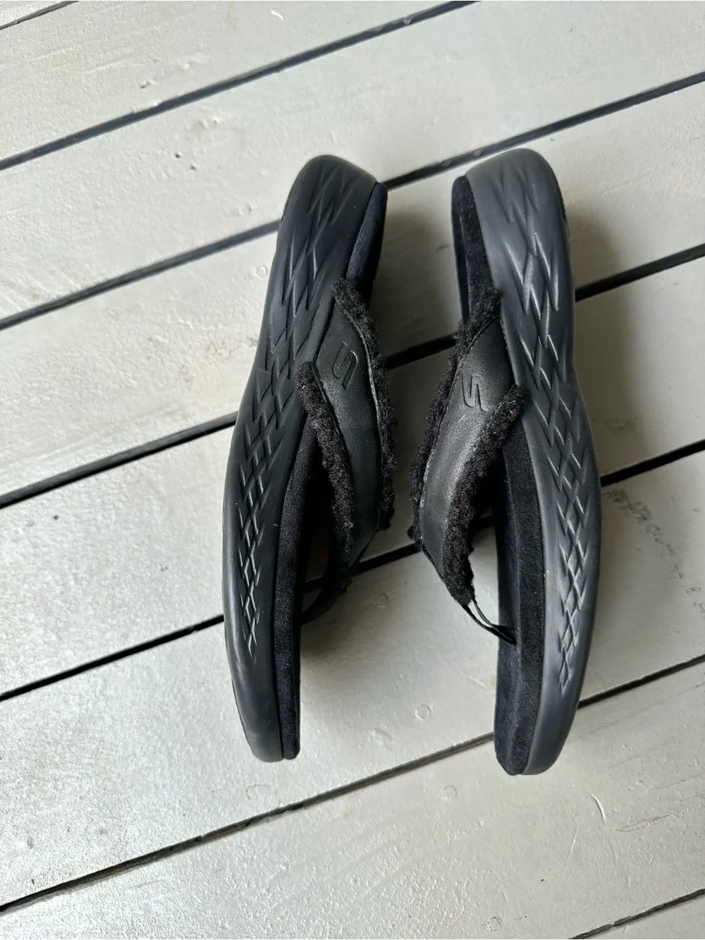 Skechers GO Lounge Faux-Fur Trim Thong Slippers / Sandals Black NWT~9